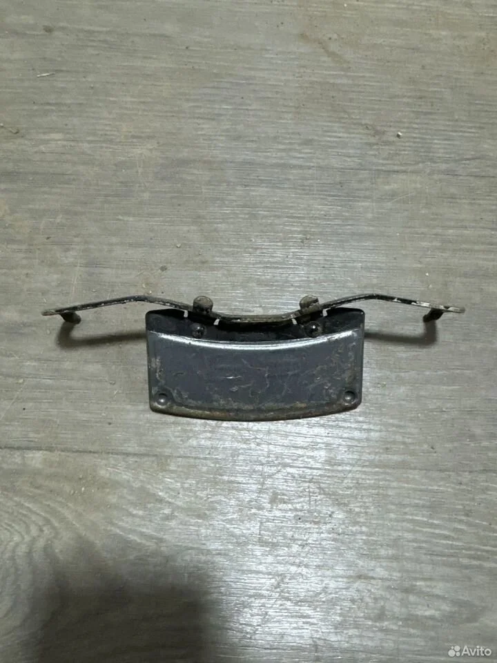 Фиксатор передних тормозных колодок vag