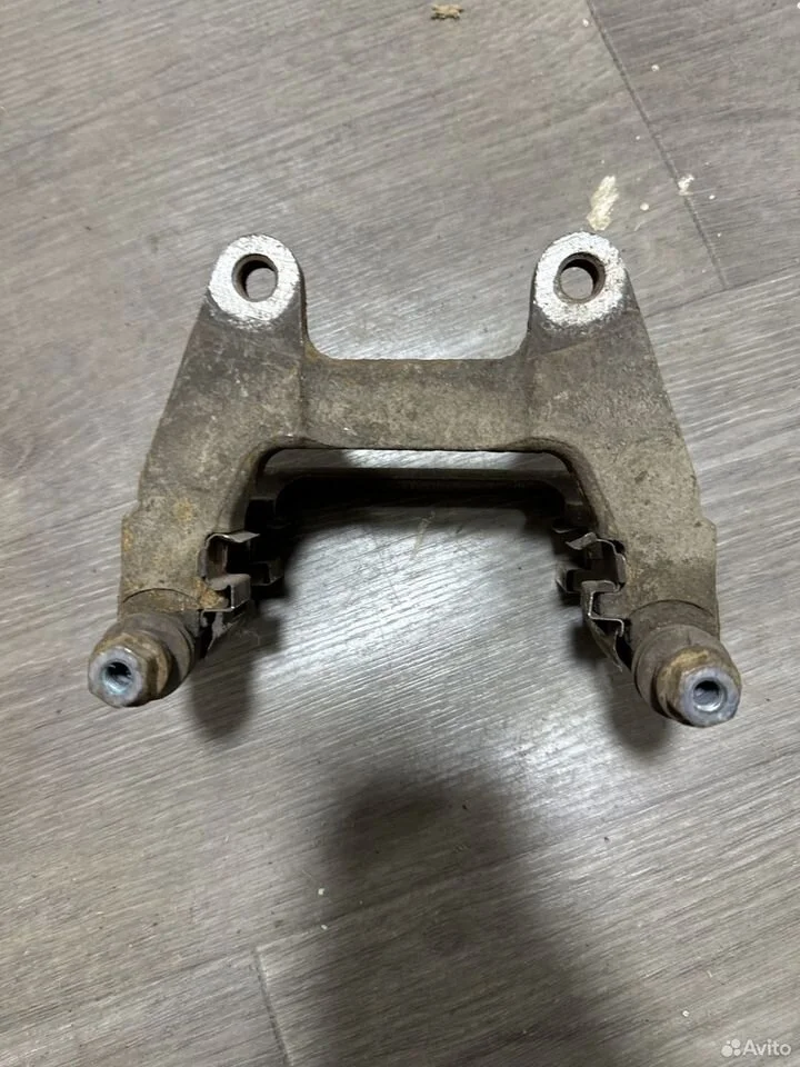 Скоба заднего тормозного суппорта левая vag