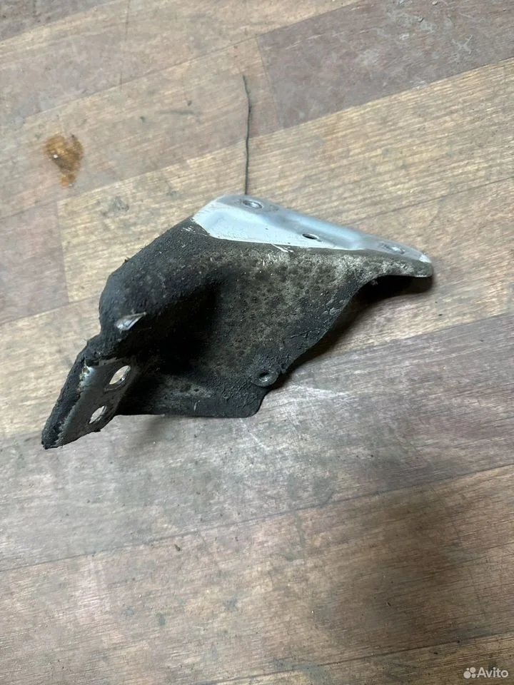 Кронштейн крыла передний левый vag