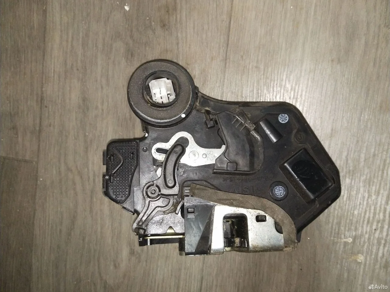 Замок задней правой двери toyota avensis 250