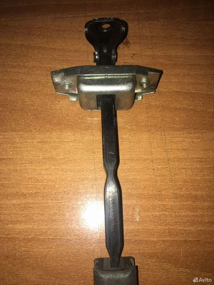 Ограничитель задней двери toyota camry 40