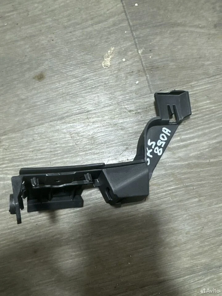 Направляющая бампера задняя правая vag