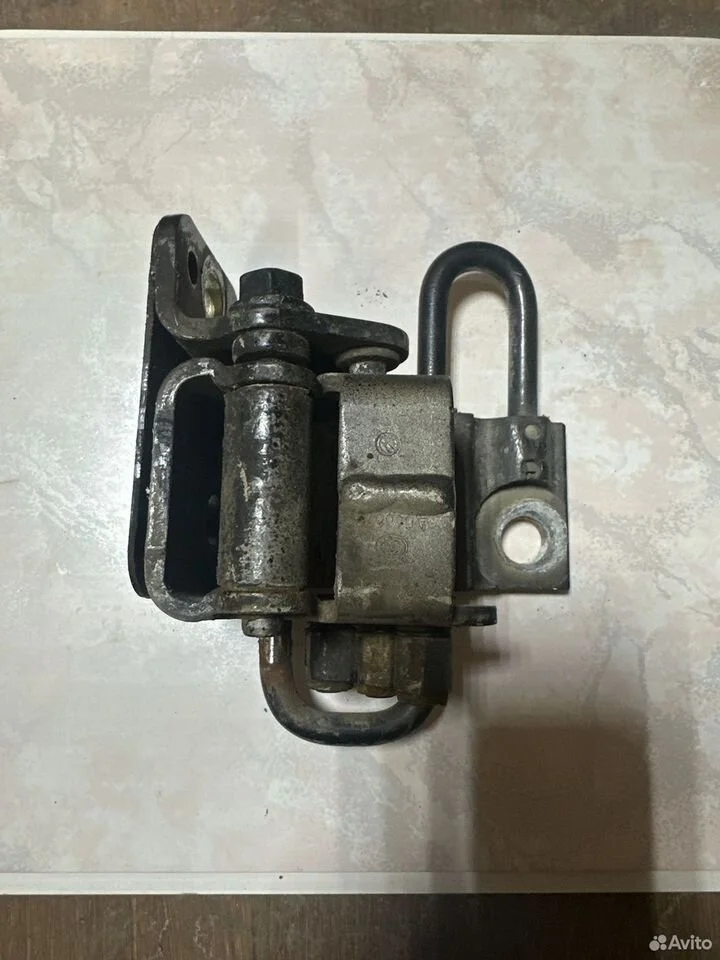 Петля двери передняя правая нижняя vw vag