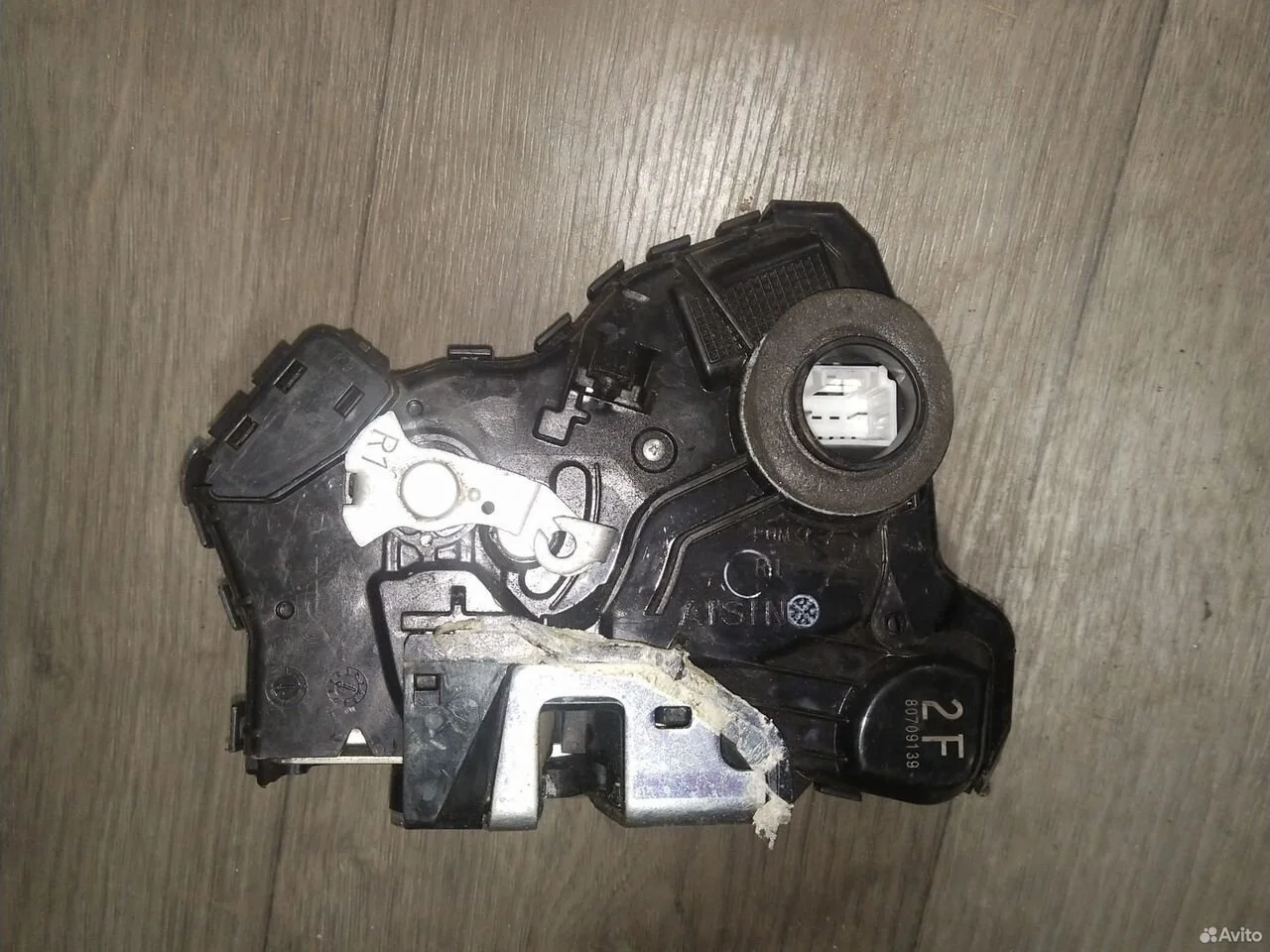 Замок передней правой двери toyota corolla