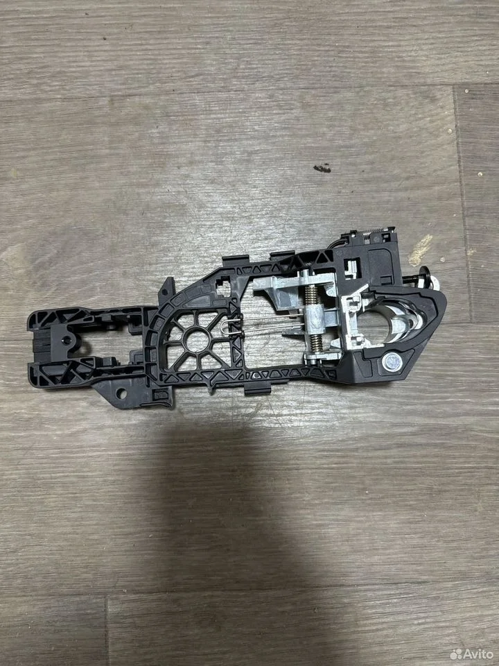 Внутренний кронштейн наружной ручки двери передний