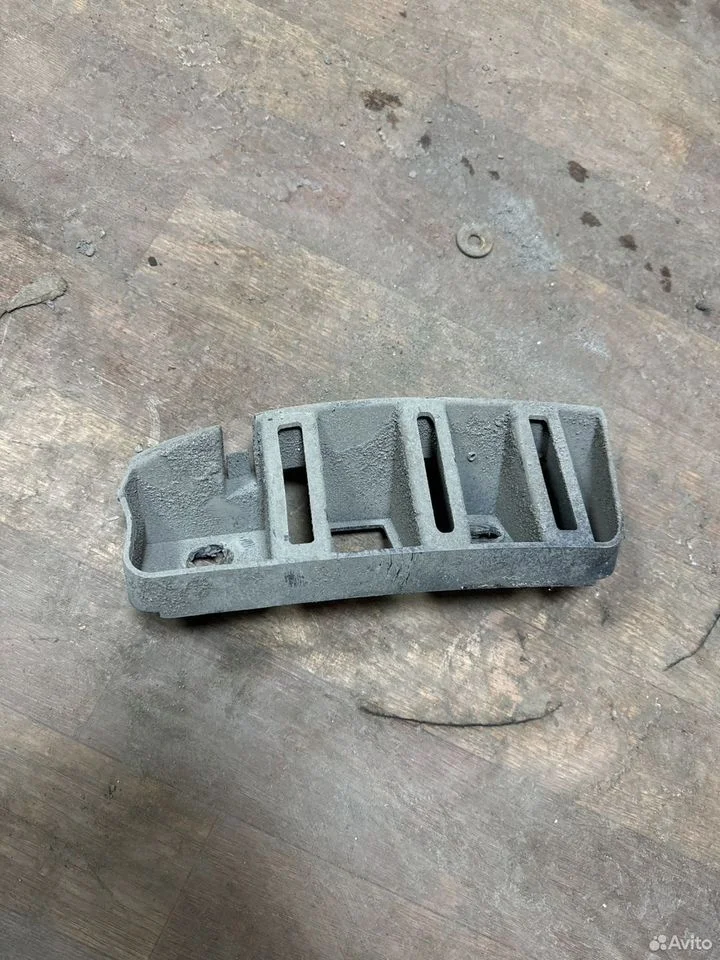 Направляющая бампера задняя левая под фонарь vag