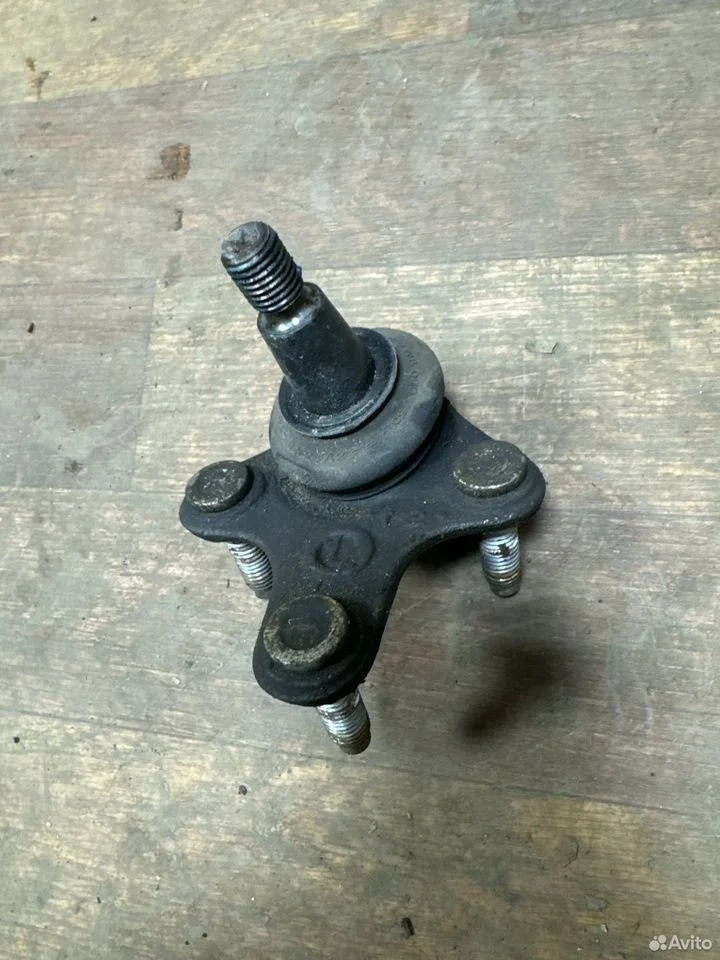 Шаровая опора левая vag