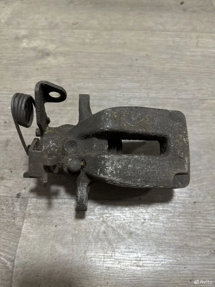 Суппорт тормозной задний левый vag