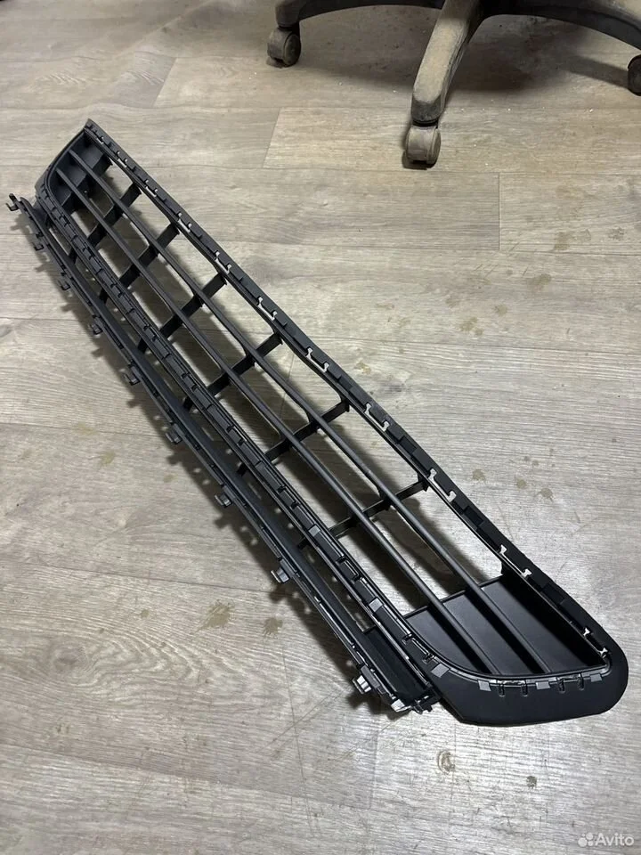 Решетка бампера центральная нижняя vag