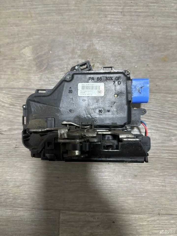 Замок двери передний правый vag