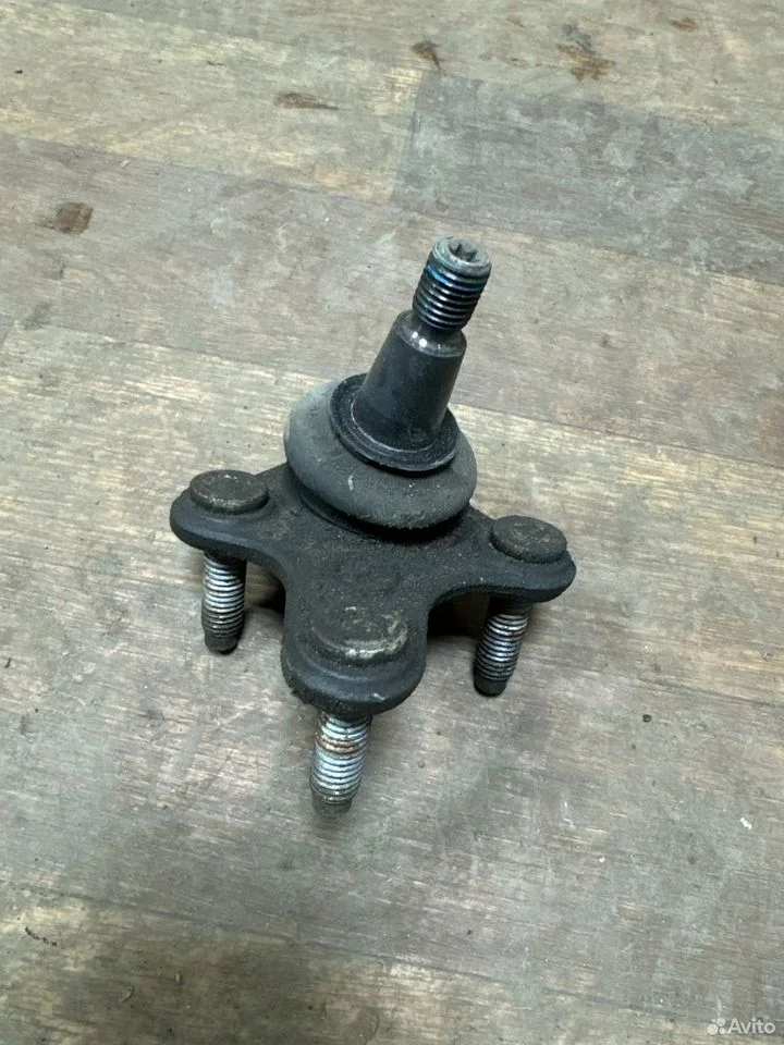 Шаровая опора правая vag