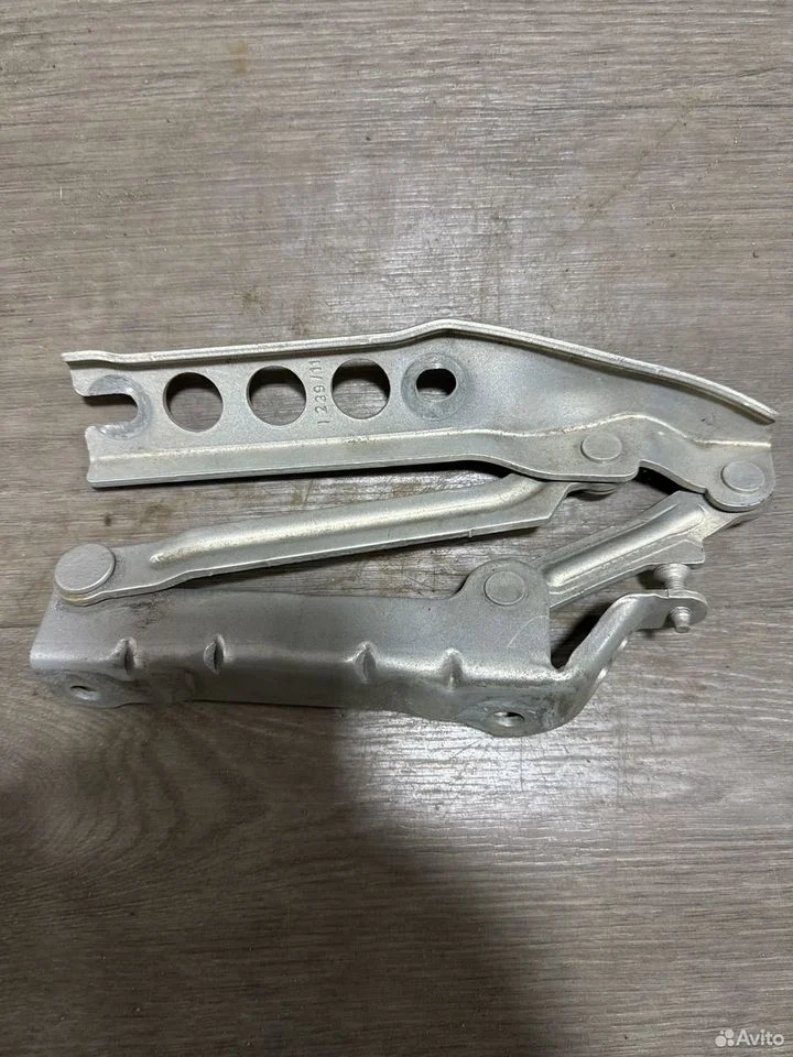 Петля капота правая vag