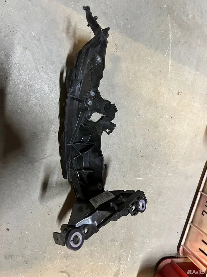 Направляющая бампера ауди а4 2013 новая vag