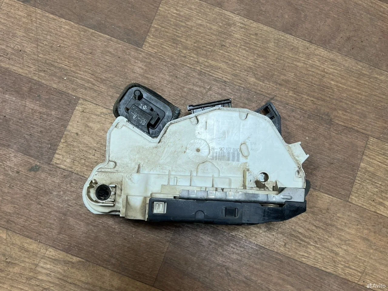 Замок двери передний правый volkswagen