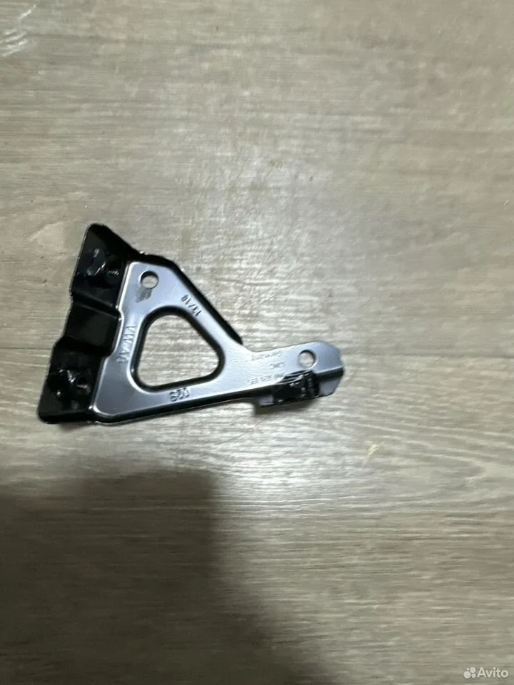 Кронштейн крыла передний левый vag