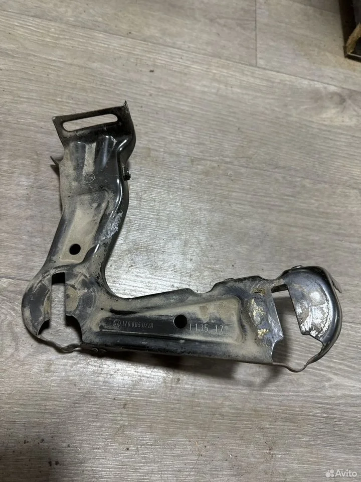 Кронштейн крепления фары правый нижний vag