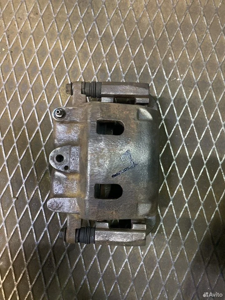 Суппорт передний левый infiniti qx56