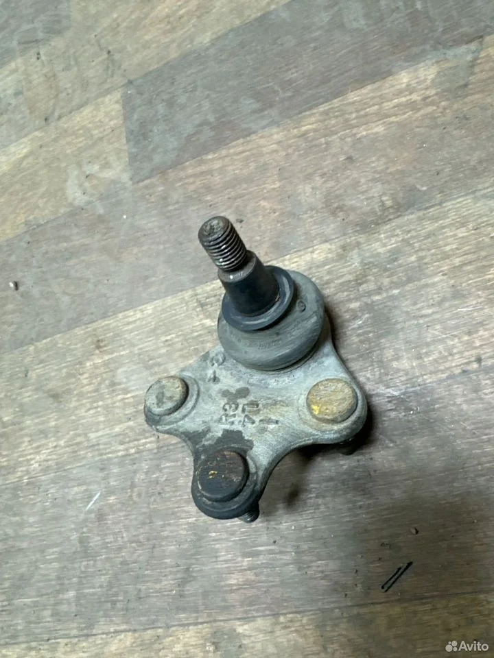 Шаровая опора левая vag