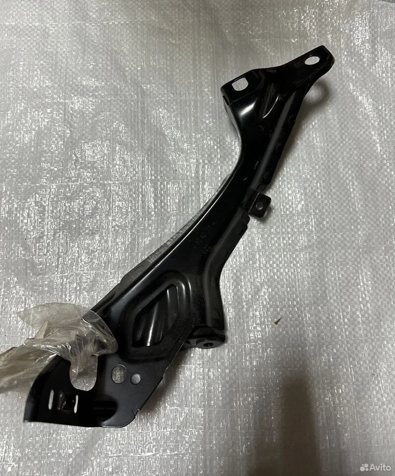 Кронштейн крыла передний правый vag
