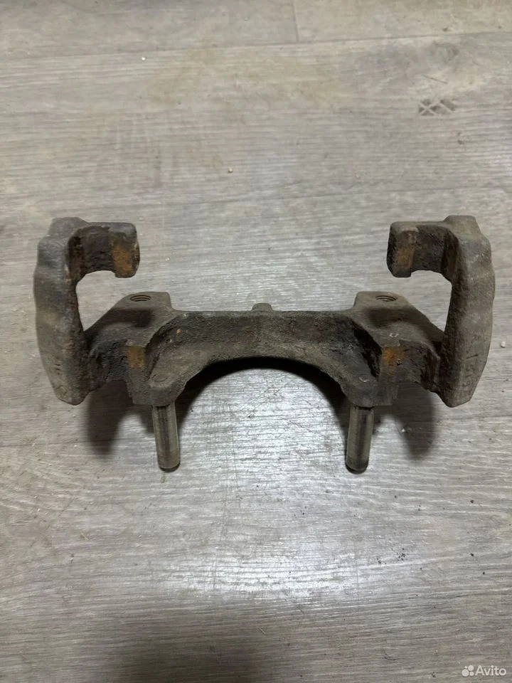 Скоба переднего тормозного суппорта vag