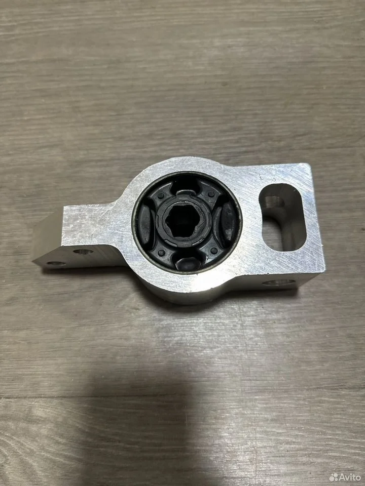 Опорный кронштейн переднего рычага (сайлент-блок)