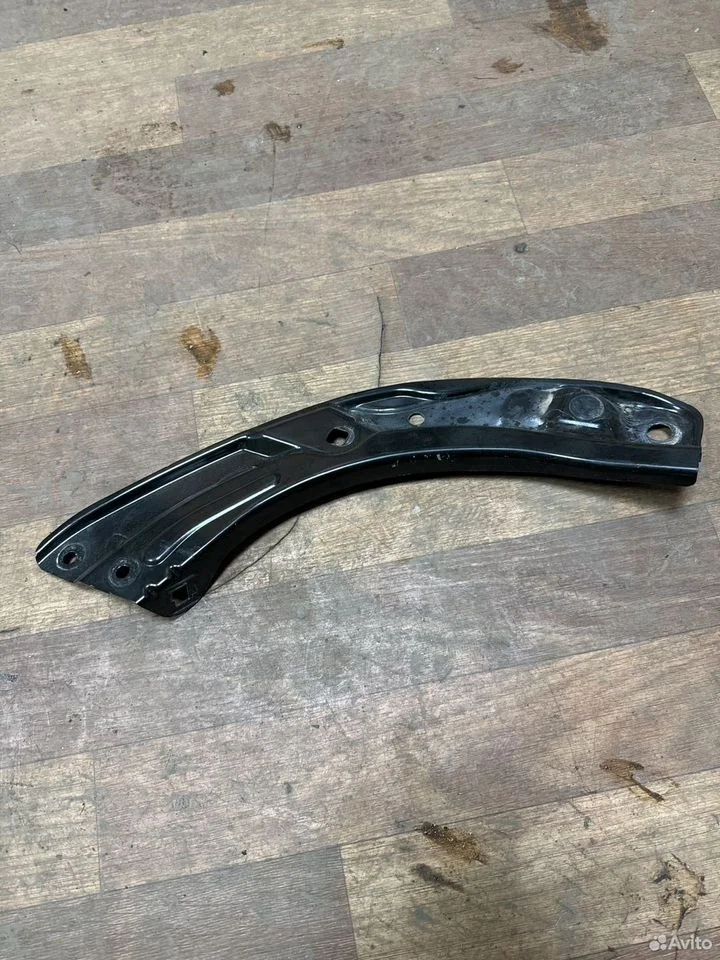 Кронштейн крепления фары правый верхний vag