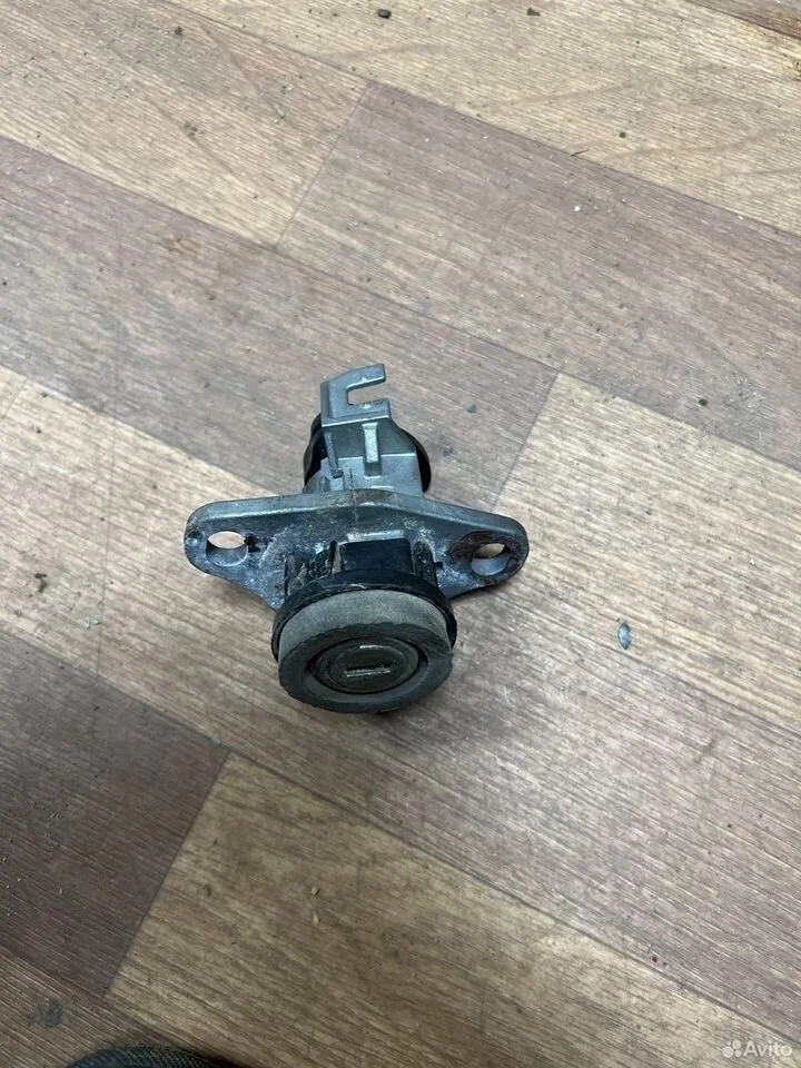 Личинка замка багажника (кнопка) vag