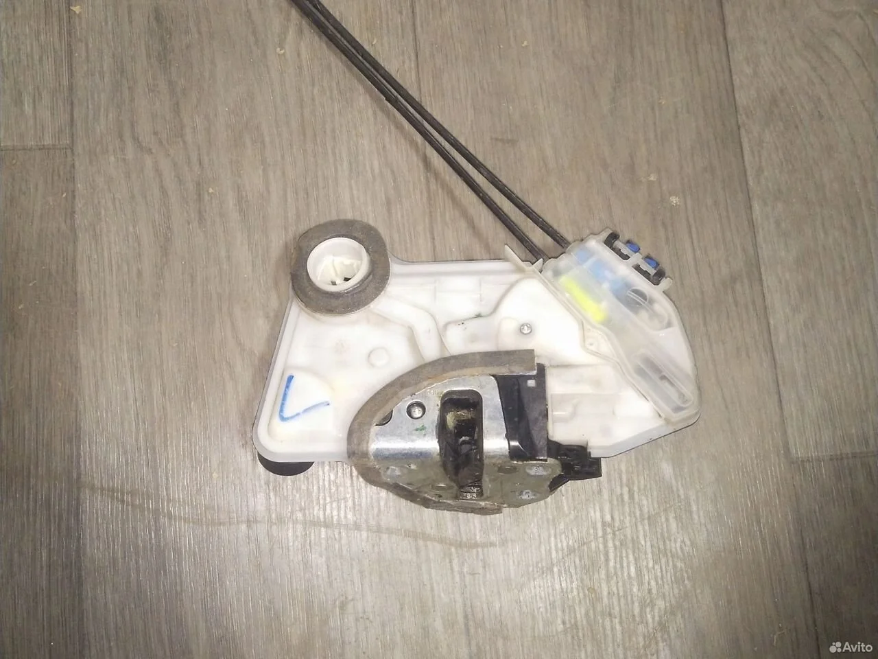 Замок передней левой двери в сборе toyota corolla