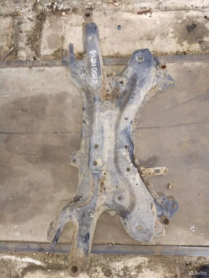 Подрамник передний на toyota auris