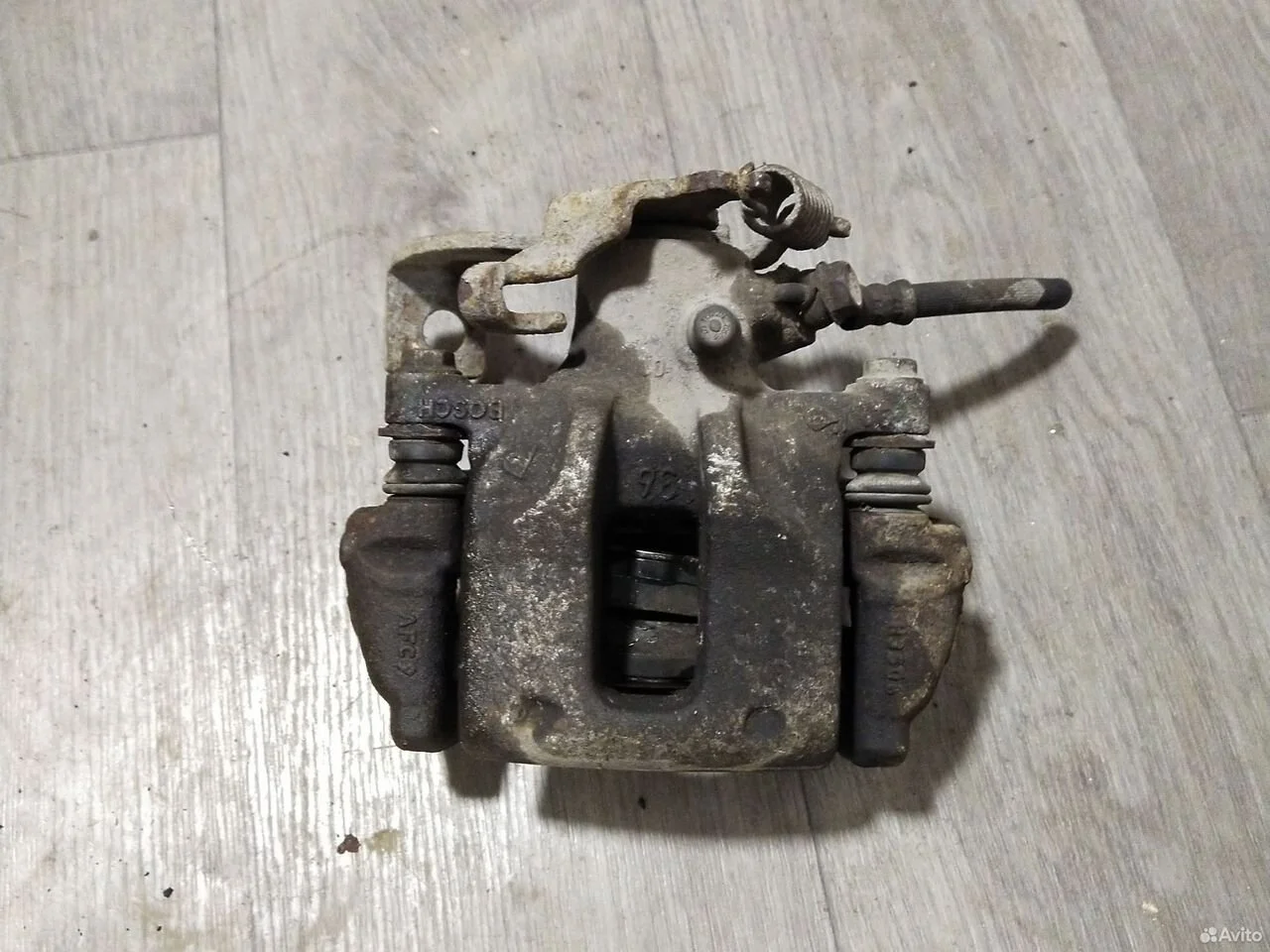 Суппорт тормозной задний правый toyota auris 1zr