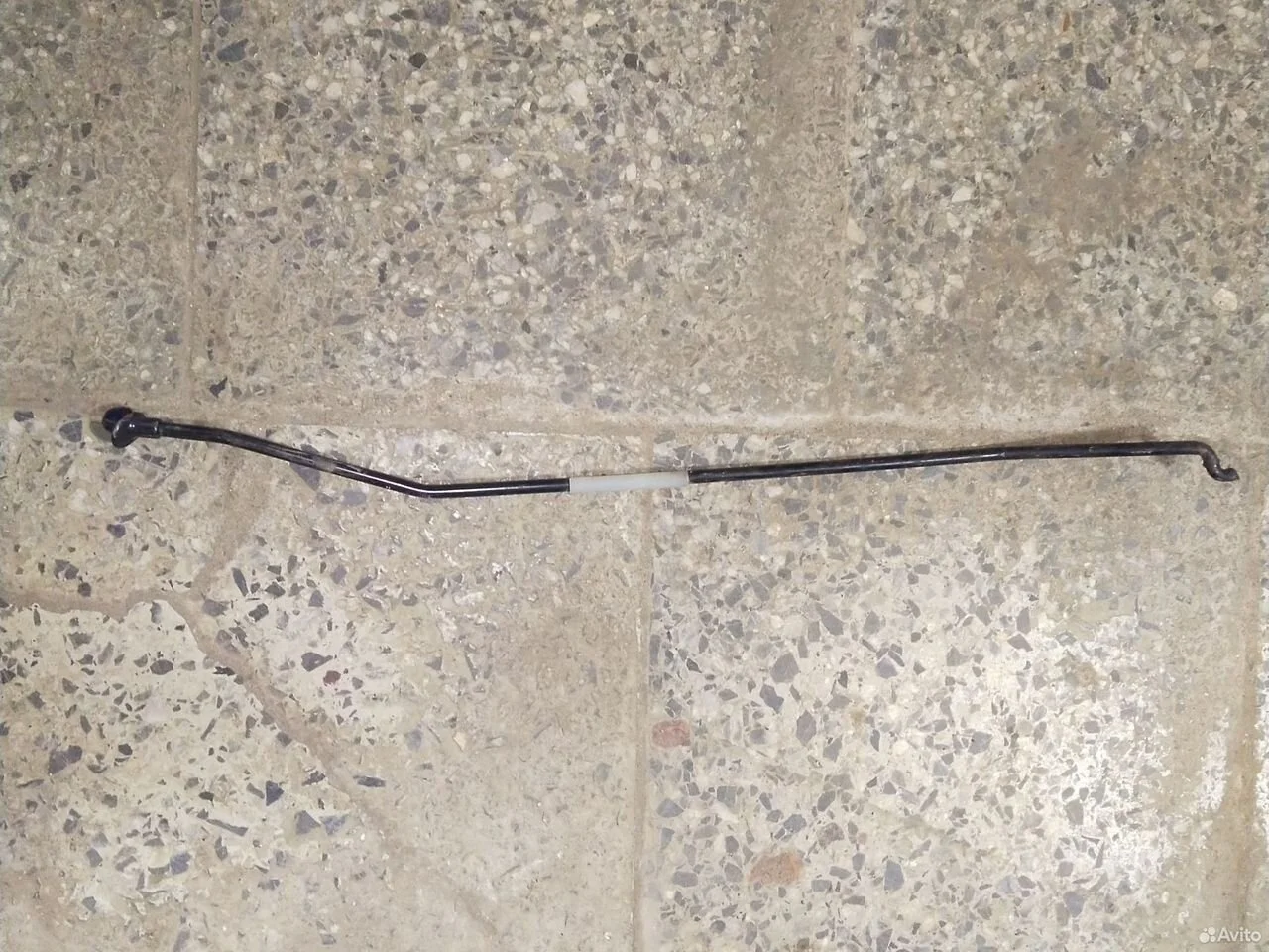 Держатель капота toyota corolla e180 2013