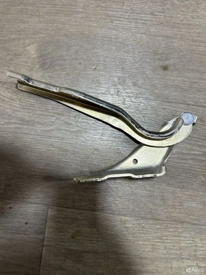 Петля капота правая рапид vag