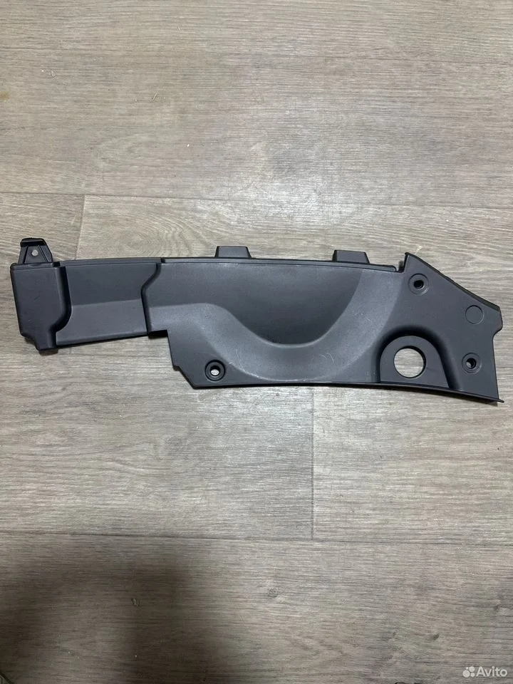 Облицовка переднего бампера правая верхняя vag