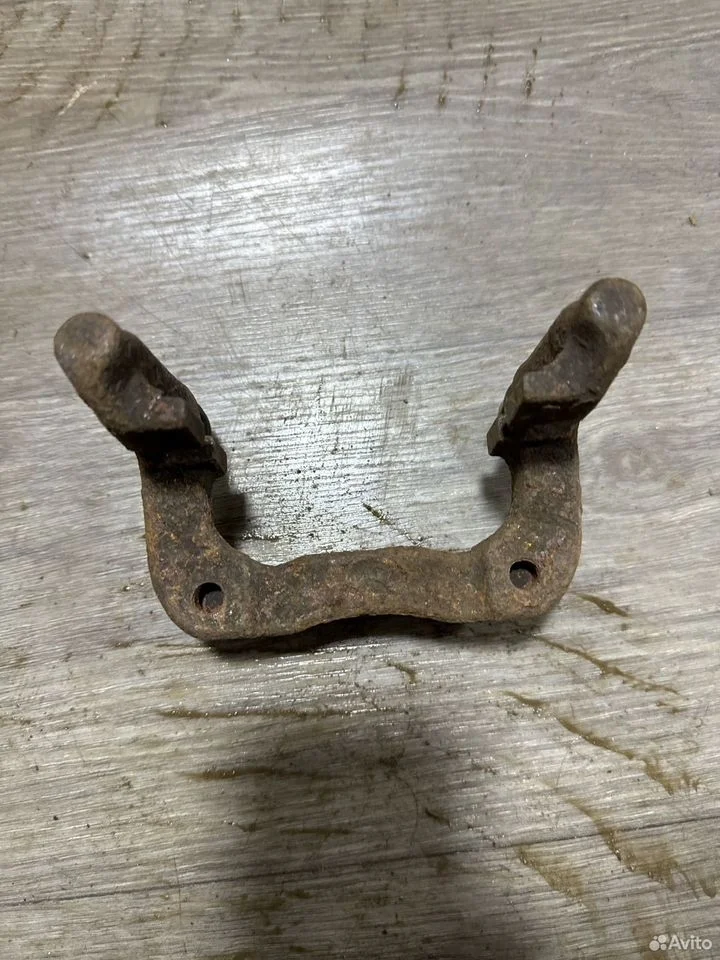 Скоба заднего тормозного суппорта левая vag