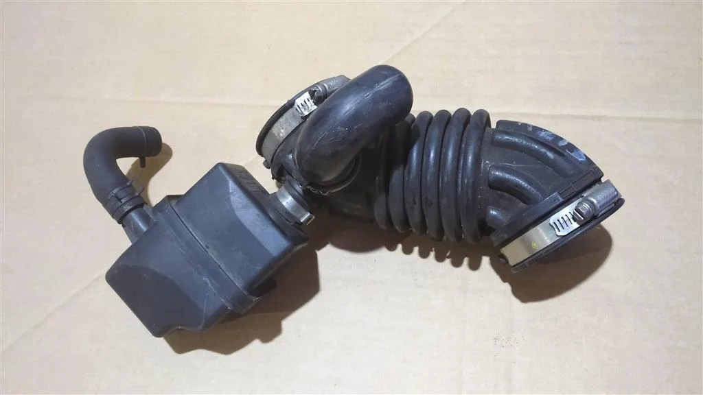 Б.у. патрубок воздушного фильтра NISSAN QASHQAI J10 NISSAN QASHQAI J10