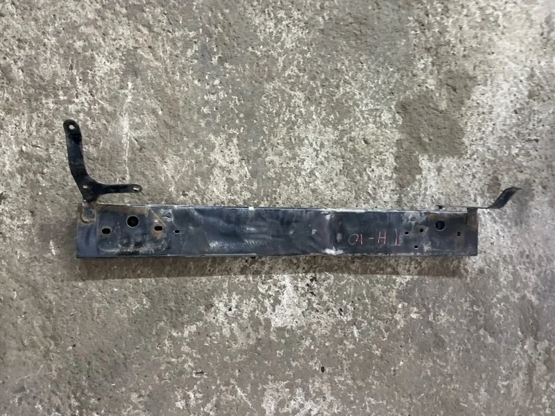 Усилитель бампера переднего Toyota Hilux (2005-2015) 2013 520210K022 2.5 D 2KDFTV