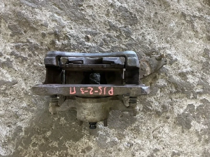 Суппорт передний правый Mitsubishi Pajero Sport Ii (2008-2017) 2008 4605A202 ВНЕДОРОЖНИК 3.2 D 4M41