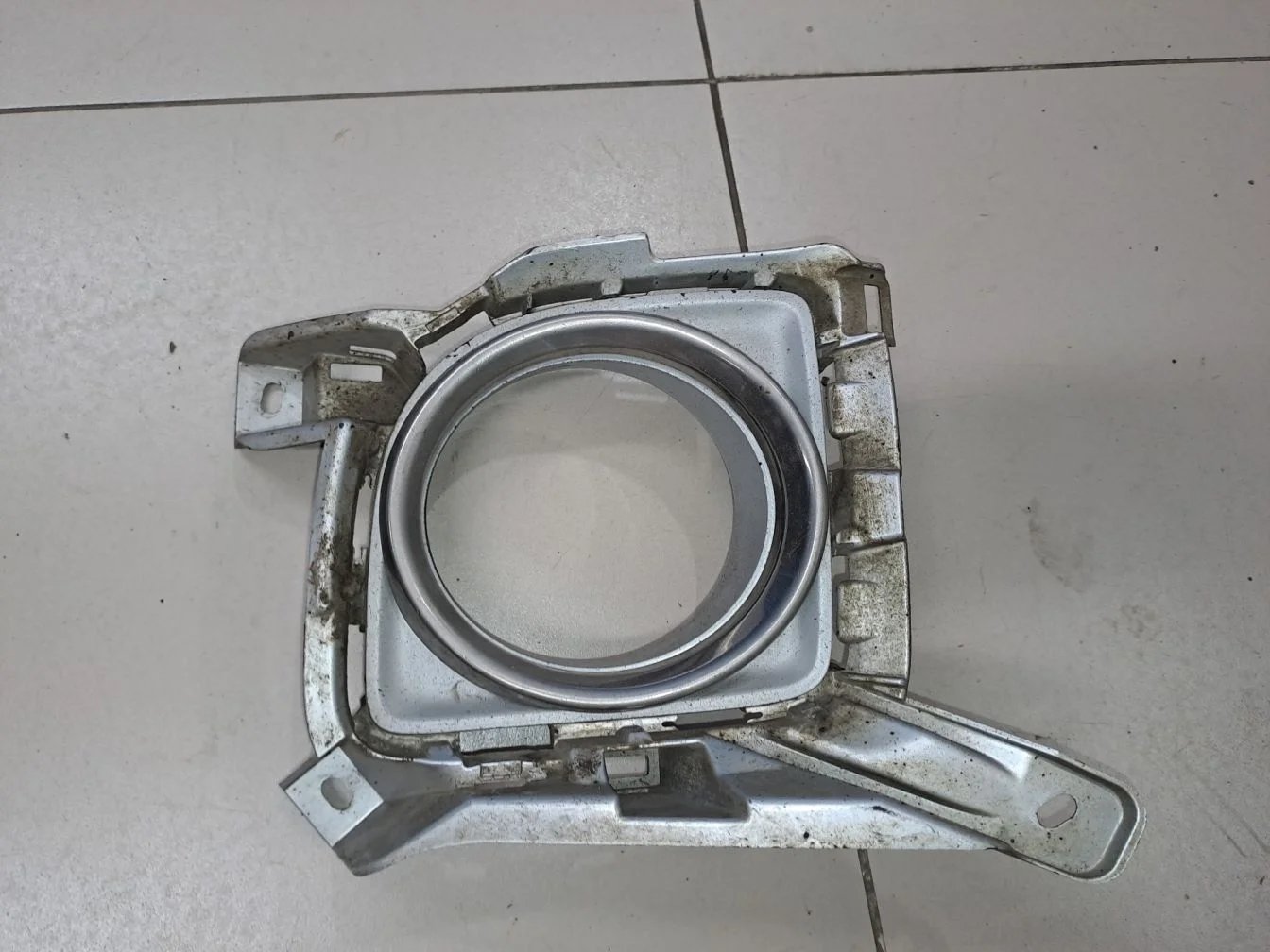 Рамка противотуманой фары левой для Toyota Land Cruiser 200 2008-