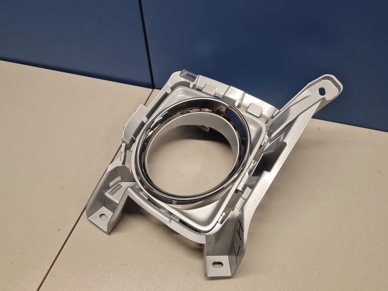 Рамка противотуманой фары левой для Toyota Land Cruiser 200 2008-