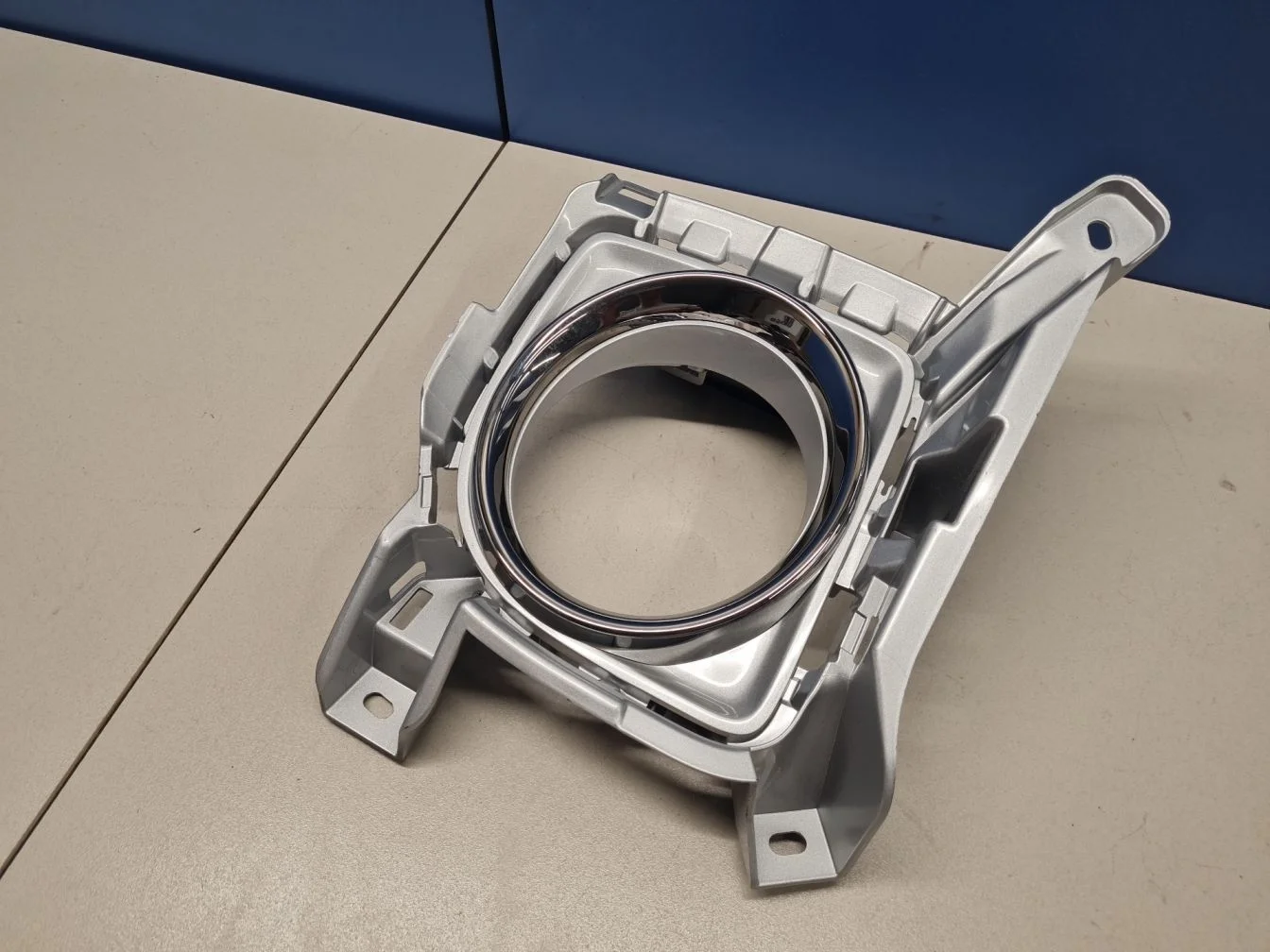 Рамка противотуманой фары левой для Toyota Land Cruiser 200 2008-