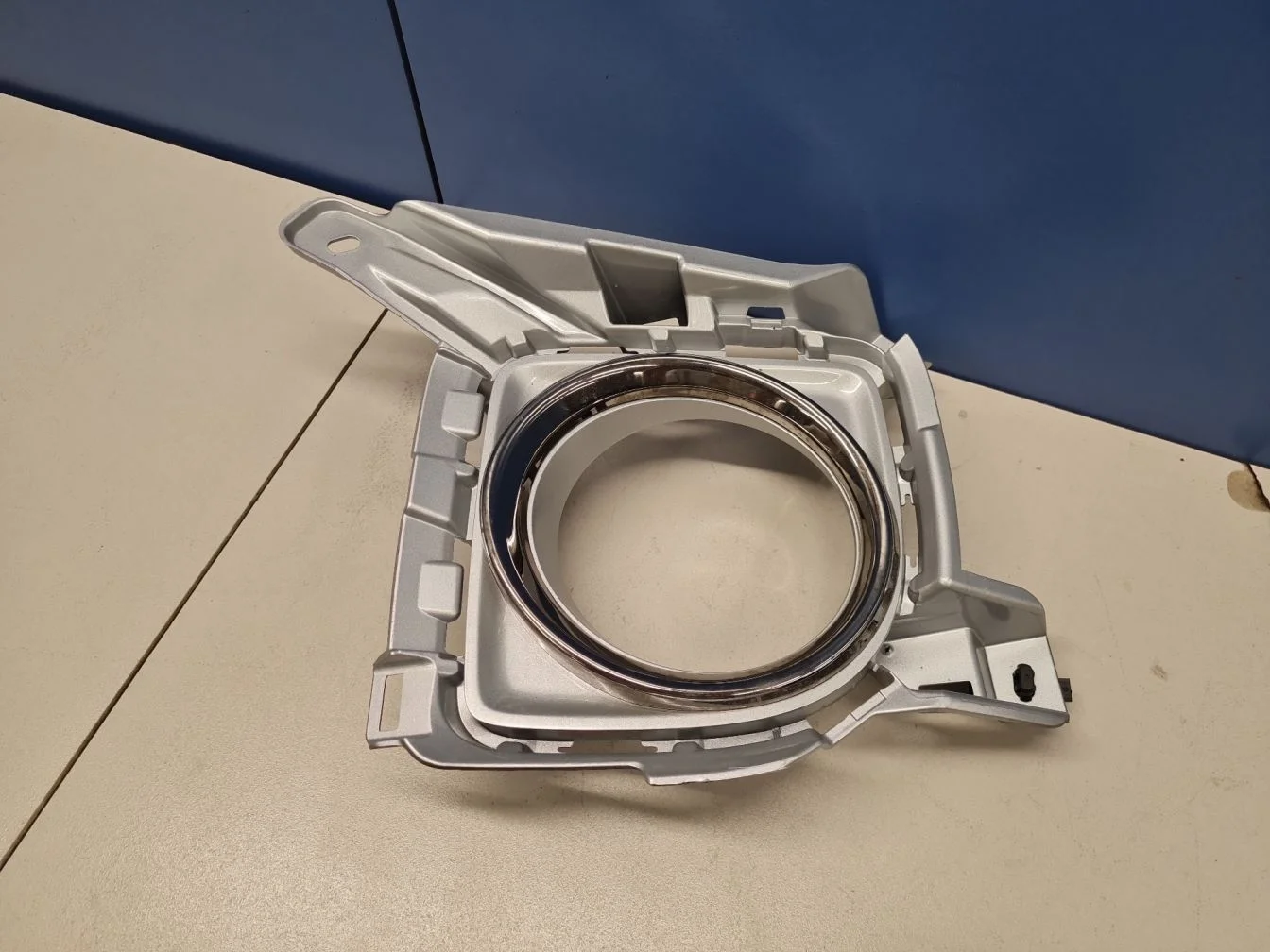 Рамка противотуманой фары левой для Toyota Land Cruiser 200 2008-