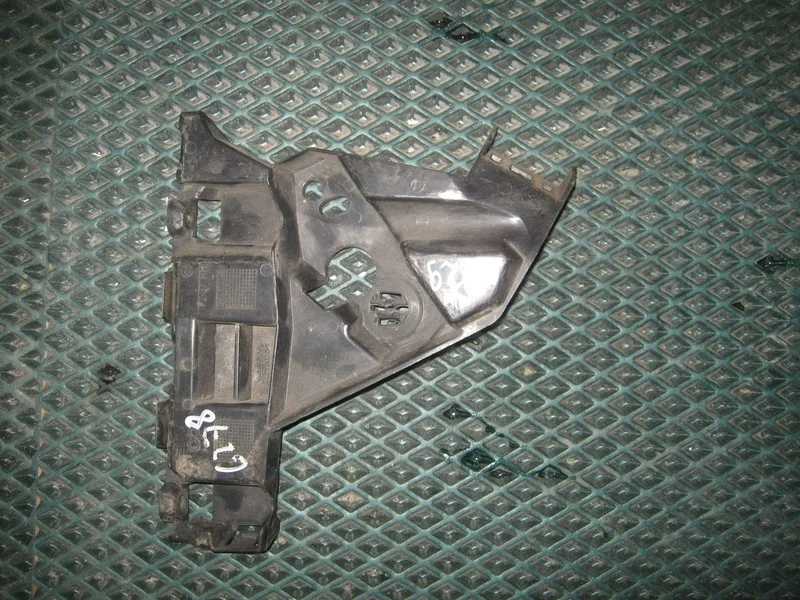 Кронштейн переднего бампера правый Opel Astra J GT