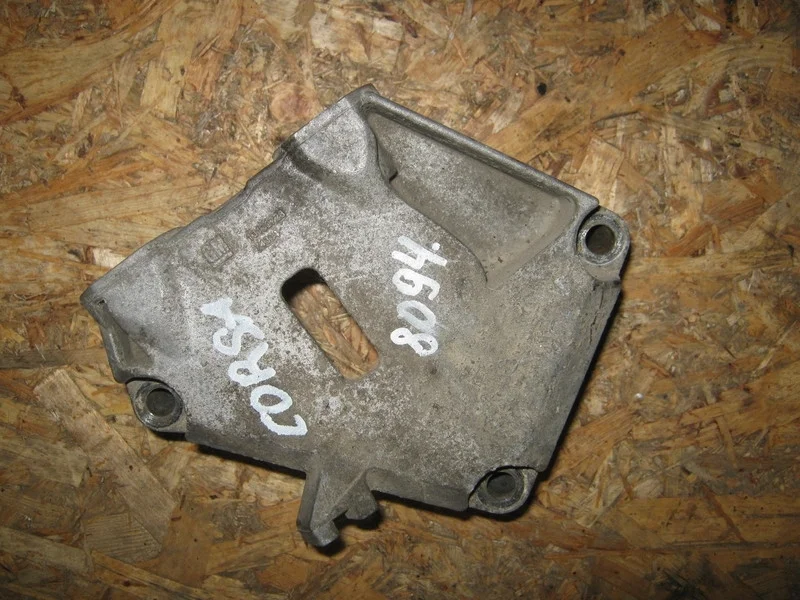 Кронштейн двигателя правый Opel Corsa D