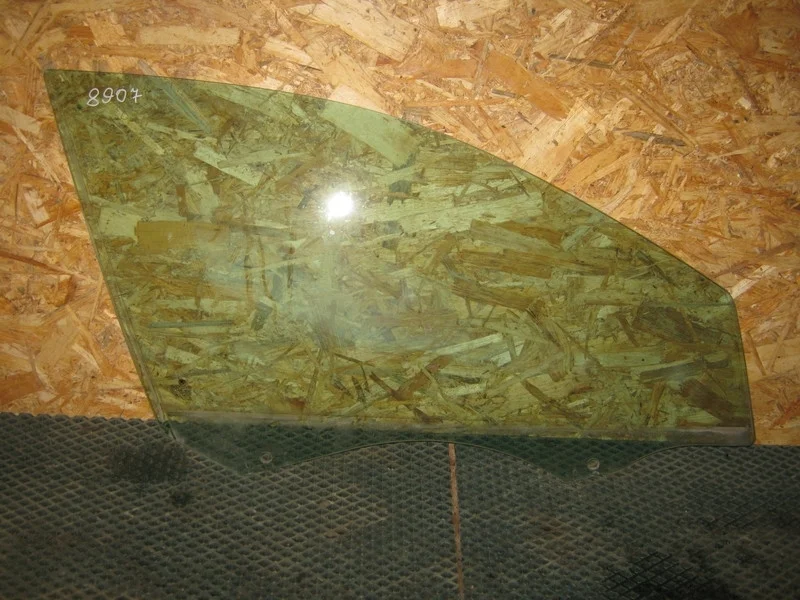 Стекло передней правой двери Skoda Octavia A7