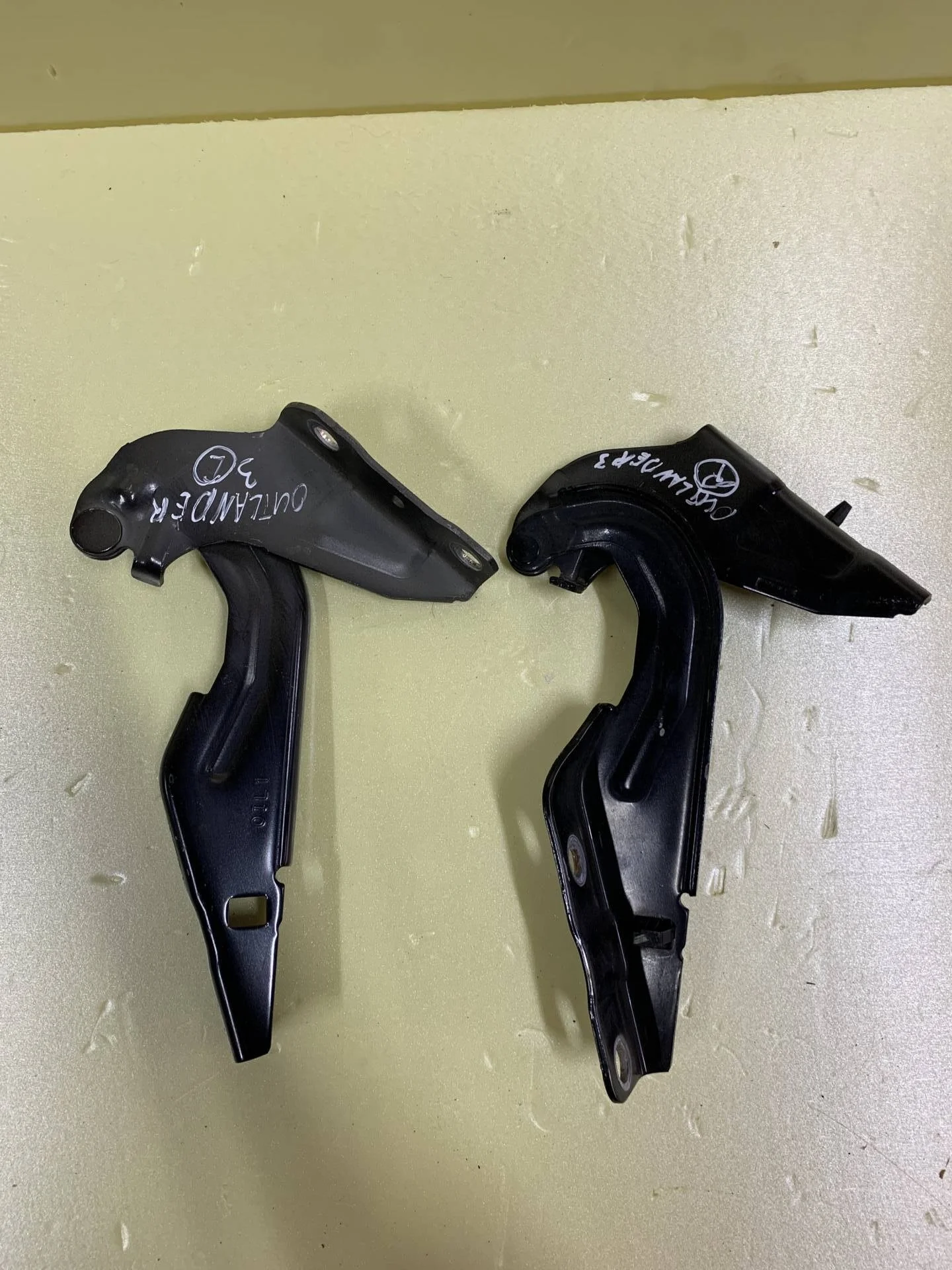 Петля капота левая и правая Mitsubishi Outlander 3