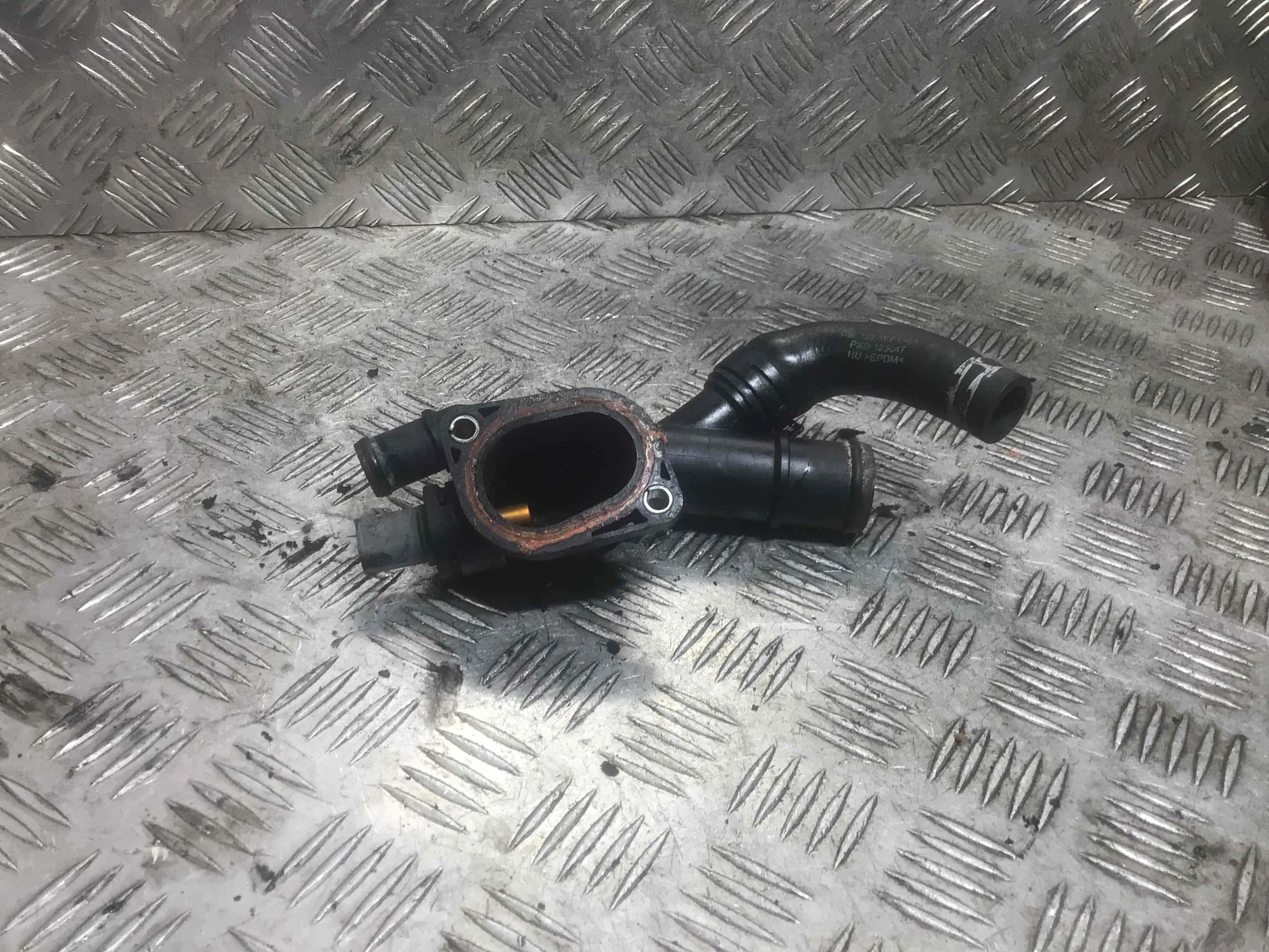 Фланец (тройник) системы охлаждения Volkswagen Golf 6 поколение (2008-2015) дизель 2.0 TDI DSG Универсал