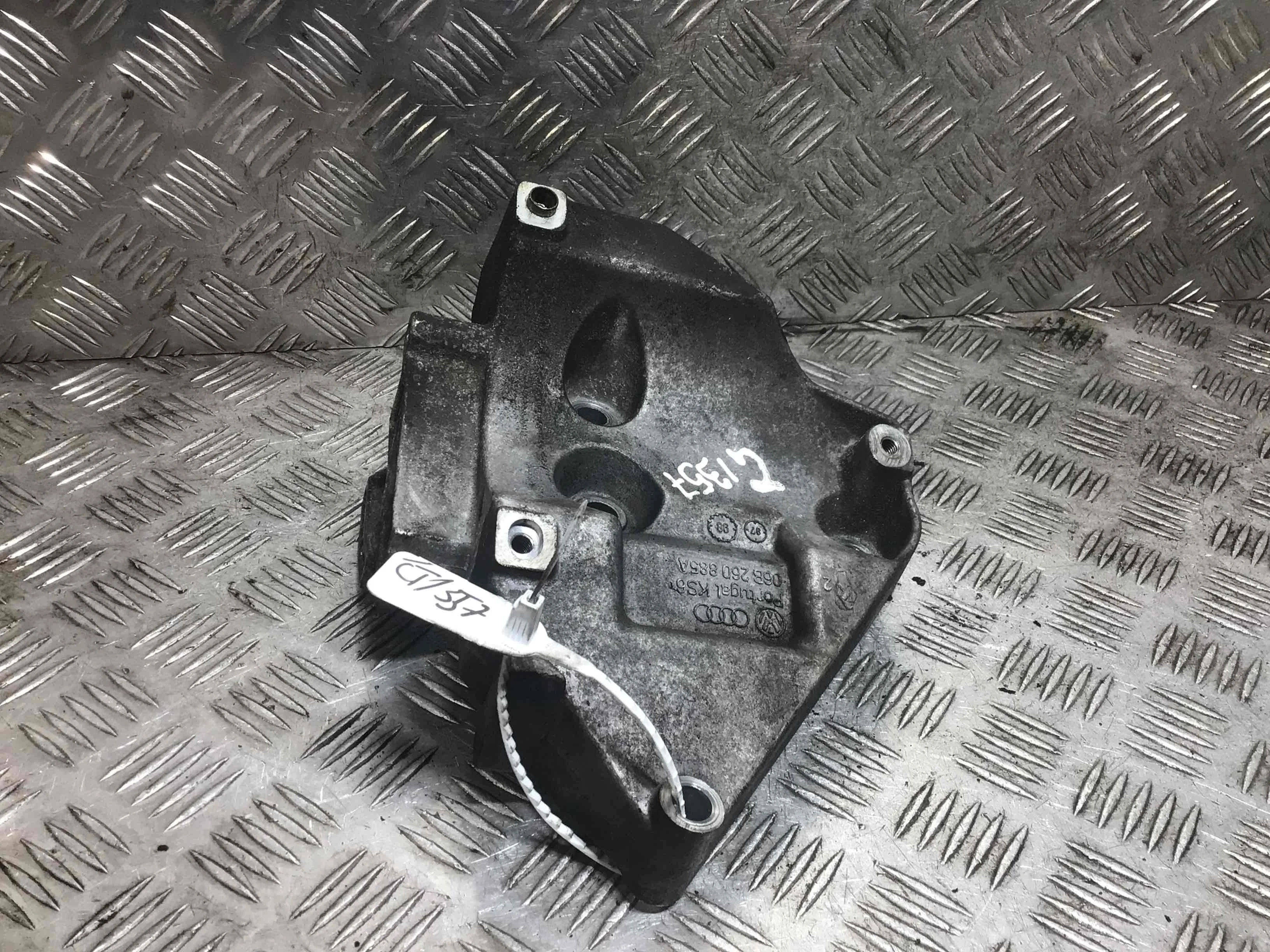 Кронштейн компрессора кондиционера Volkswagen Passat B5+ [рестайлинг] (2000-2005) бензин 1.6 i Механика Универсал