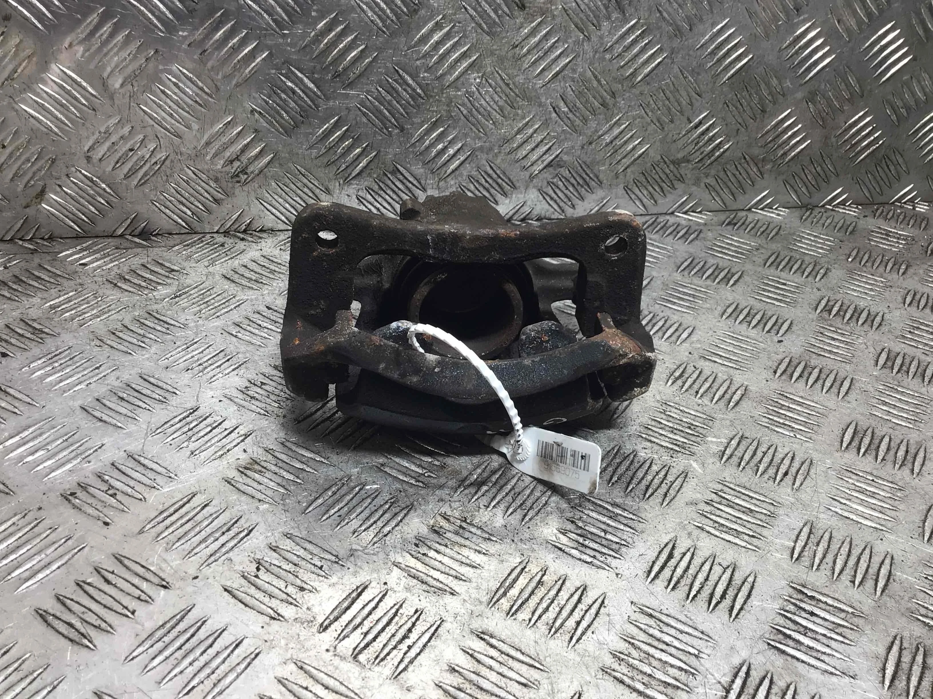 Суппорт передний левый Mitsubishi Carisma 1 поколение (1995-2000) бензин 1.6 i Механика Лифтбэк