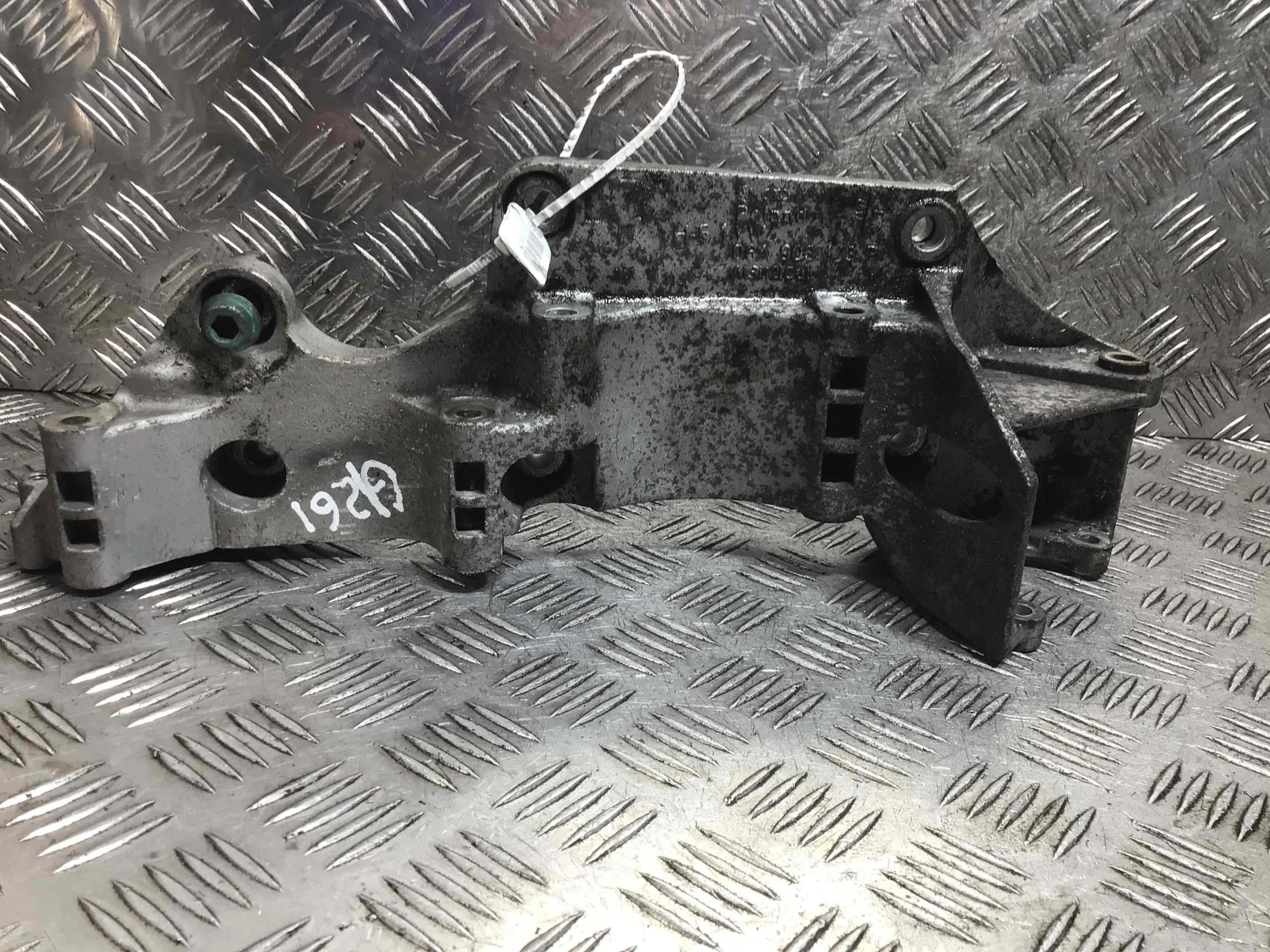 Кронштейн генератора Volkswagen Golf 4 поколение (1997-2004) бензин 1.6 i Механика Х/б