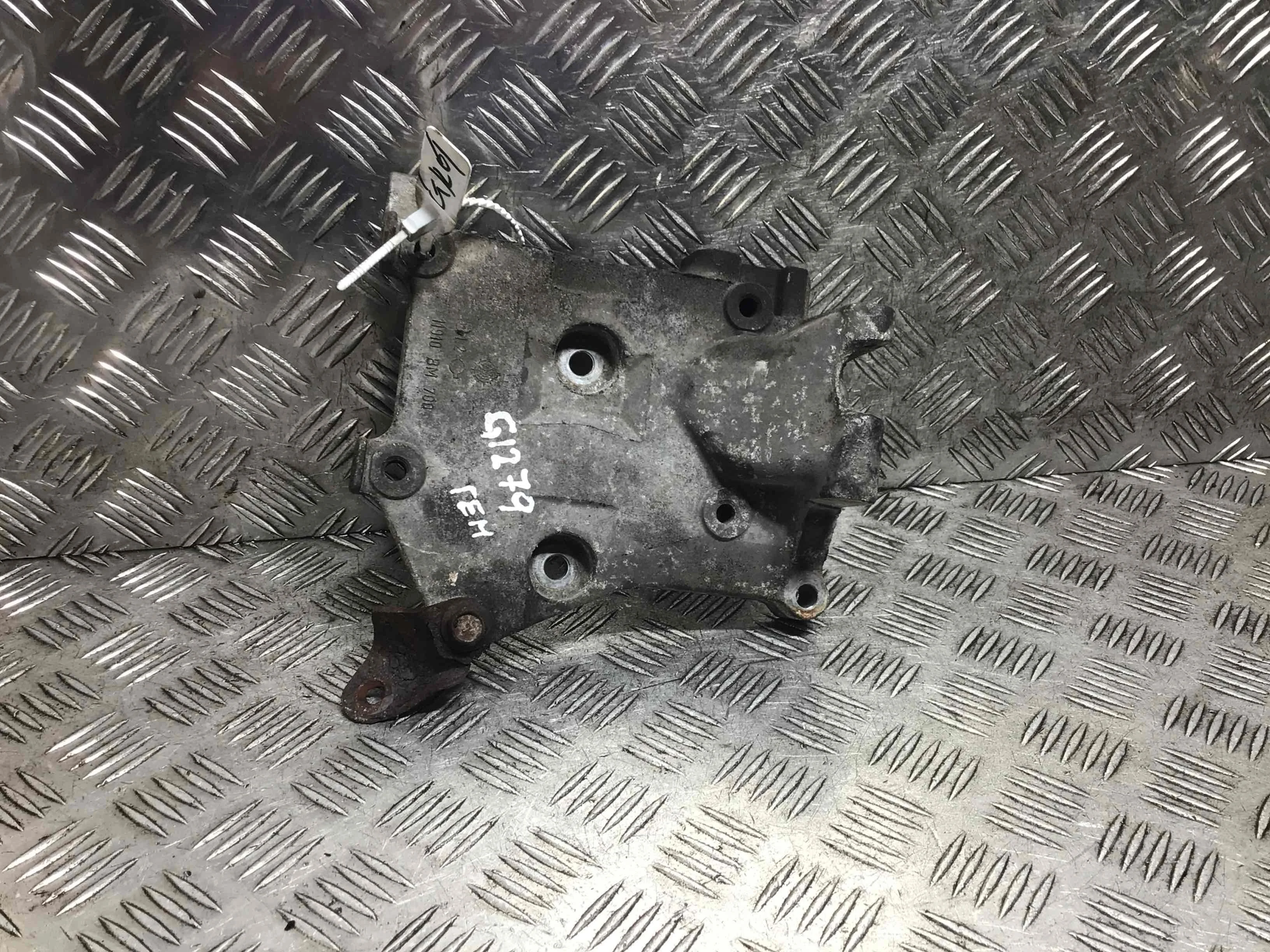 Кронштейн генератора Nissan Almera N16 (2000-2003) бензин 1.5 i Механика Х/б